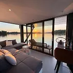 Wave-Lounge, Exklusives Hausboot In Berlin