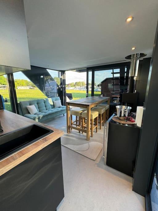 Botel Wave-lounge, Exklusives Hausboot In