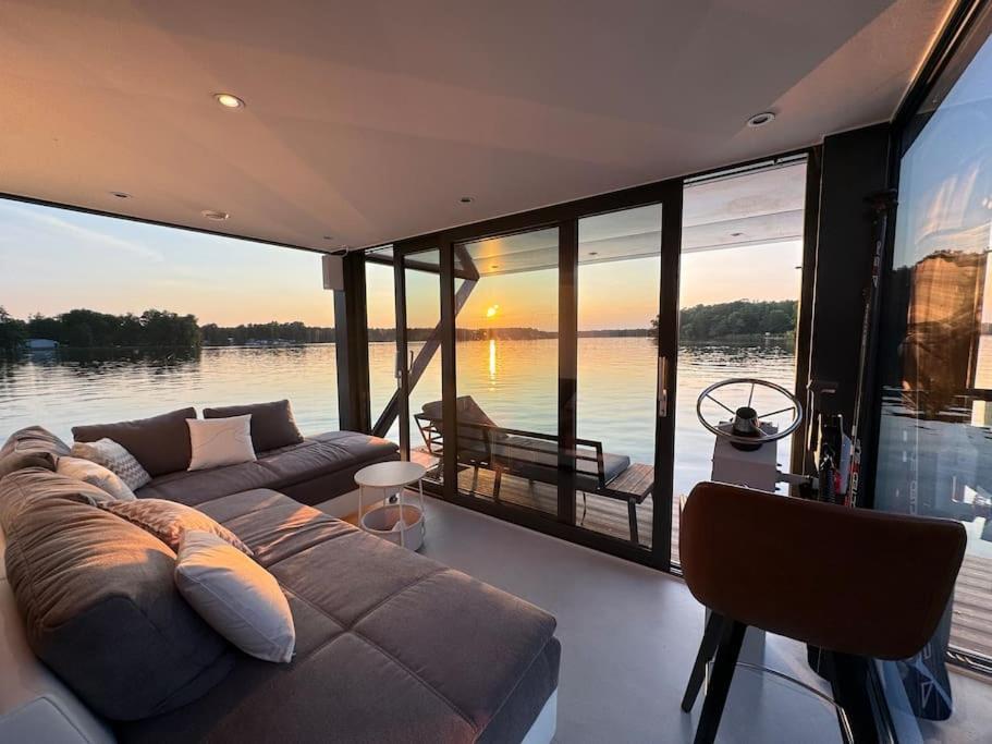 Wave-lounge, Exklusives Hausboot In Botel *