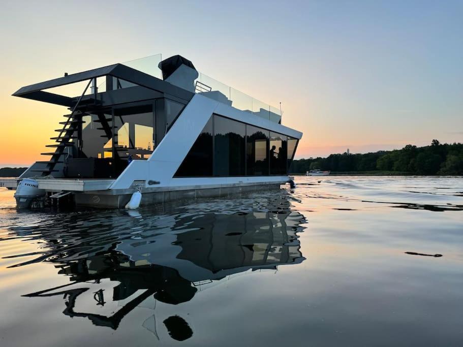 Wave-lounge, Exklusives Hausboot In Botel Berlijn
