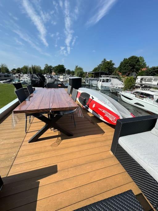 Wave-lounge, Exklusives Hausboot In Berlijn