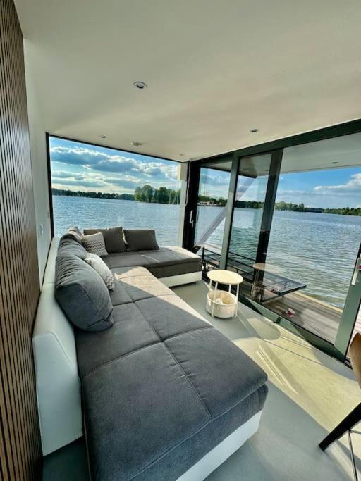 Botel Wave-lounge, Exklusives Hausboot In