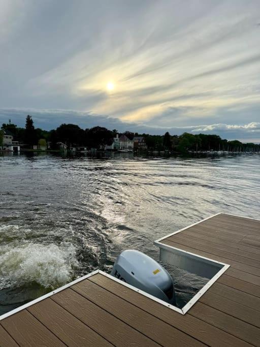 Wave-lounge, Exklusives Hausboot In Botel *