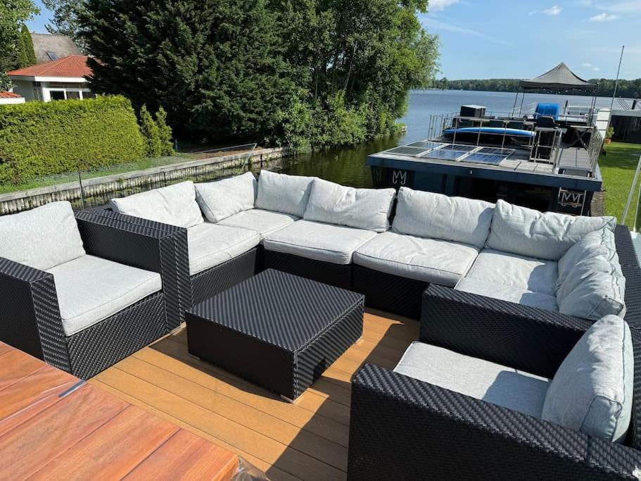 Botel Wave-lounge, Exklusives Hausboot In *