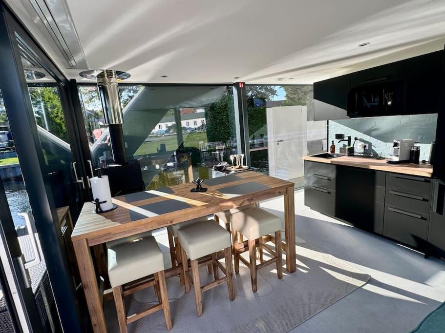 Wave-lounge, Exklusives Hausboot In Berlijn